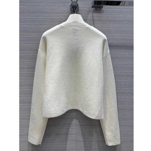 23SS NOWOŚĆ SWEATER WOMENS AUDNE Trendy Długotropireved Top High-end Slime Pullover Płaszcz Designer Sweatek Kobiety Białe cienkie dzianin