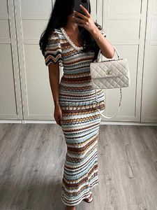 فساتين أساسية غير رسمية مخططة شاطئ متبكى Maxi فستان الخريف الخريف صيف قصير الأكمام uneck crochet bodycon الحزب