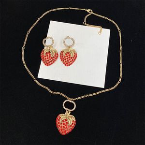 Elegante Conjunto de Jóias Colar Brincos Pingente de Morango Colar Banhado a Ouro 18K Retro Elegante Diamante Eardrops Feminino Designer de Jóias de Luxo