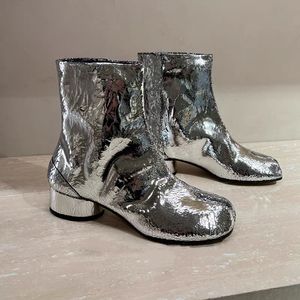 Сапоги Spring Silver Silver Tabi Boots Split Toe Cunky High Hel Women Women Boots кожа Zapatos Mujer Fashion осенняя женская обувь Botas Mujer 230808