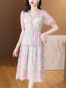 Sukienki swobodne Summer różowy kwiatowy jedwabny jedwabny z krótkim rękawem potargany midi sukienka w szyku V-deck 2023 Korean vintage Kobiety eleganckie bodycon szat