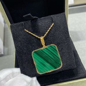 Colar com Pingente de Esmeralda Feminina Vintage Malaquita Verde Jade Pingente de Trevo Colar Banhado a Ouro 18K Jóias Clássicas Simples