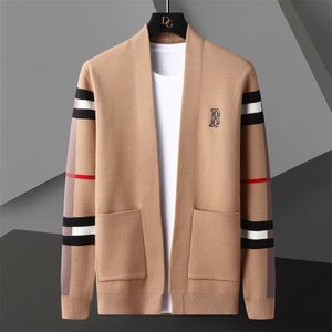 Men's Sweaters Pocket Men Cardigan Fashion Brand Autumn Winter Designer Cardigan Plus Size England Style Spliced Color Cardigan Knit Jacket 230808