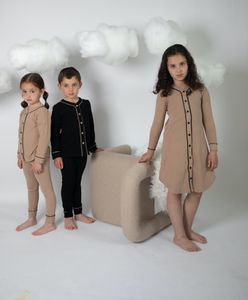 Set di abbigliamento AS ragazzo ragazza pulsante pigiama manica lunga autunno inverno vestito 230808