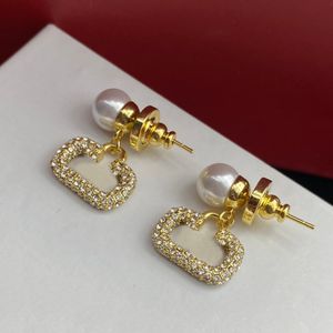 Kolczyki dla kobiet Projektantki luksusowe biżuterię Women Studs V Letters Pearl Earing Akcesoria Marka Ucha Pendanty Prezent CXD2308093