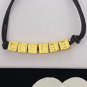 Bracciale alfabeto con ciondolo quadrato in oro Bracciale da donna semplice e alla moda di classe Bracciale con corda Gioiello a mano in acciaio inossidabile placcato oro 18 carati