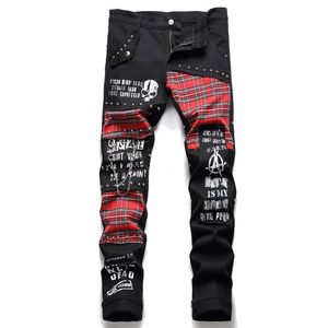 Herr jeans koreanska mode röda rutiga lapptäcke punk nit män smala jeans byxor skalle brev tryck hip hop kedja denim byxor spodnie 230808
