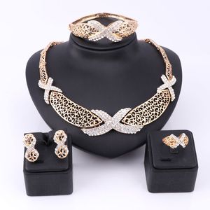 Novos conjuntos de joias de luxo oco para mulheres Colares de liga de zinco Lady Pulseiras Anéis Brincos banhados a ouro Acessórios vintage