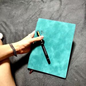 Designer anteckningar med signering av pennor sätter anteckningsbok arbetsbokens semestergåvor för lärare och elever