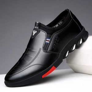 Sapatos de corrida de couro para homens primavera 2023 novos negócios masculinos casuais sola macia antiderrapante respirável para todos os jogos Mocassins Zapatos 230803