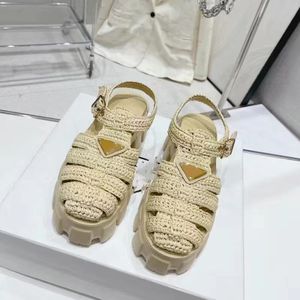 Monolith Cage Cage Sandals Raffia Straw Sandali Monolith Crochet Cage Gladiator Roman Tessuto intreciato Retro Triangle Sandal 01