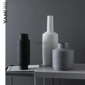 Ręcznie robiony w stylu europejskim wazon wazonowy ceramiczne ozdoby czarno -białe ceramiczne dekoracje domowe HKD230810