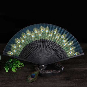 Kinesiska stilprodukter Vintage Peacock Pattern Folding Fan Bamboo Shank Classical Dance Fan With Peacock Feather Tassel Party Wedding Crafts Home Decor R230810