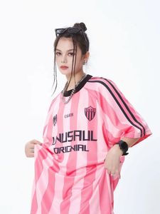 レディースTシャツアダガールピンクバスケットボール女性Tシャツスポーティー半袖ティーブロークコアヒップホップOネックストライププリント特大ストリートウェアKPOP 230810