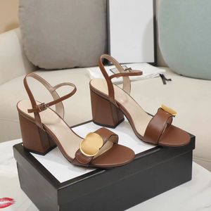 Äkta läder casual sko chunky häl mule lyxig designer sandal dansskor metall logotyp glid sommar resor toffel sandale klänning kvinnor mens strand skjutreglage lady