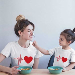 Roupas combinando para a família Roupas fofas para mãe e filha Mãe e filha combinando camisa vermelha com estampa de amor Roupas combinando para a família Roupas para mamãe e eu