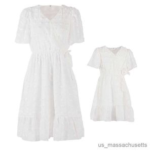 Dopasowanie rodzinnych strojów Rodzina dopasowująca stroje Summer Matka Dzieci Kwiatowa sukienka mama i córka Dopasowanie ubrania Kobiety Baby Girl Dress R230810