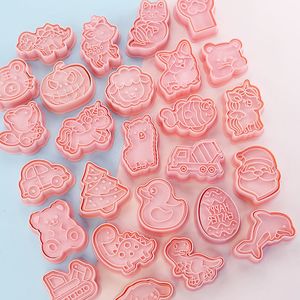 ベーキング金型8 PCSSET Cookie Cuttersプラスチック3Dかわいい漫画プッシャブルビスケット金型スタンプキッチンペストリーベイクウェア230809