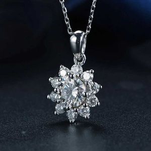 Pendanthalsband 1.0 CT Moissanite Halsband S925 Sterling Silver Snowflake Pendant Women Fashion Classic Lncluding Silver Chain