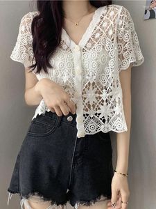 Kvinnors blusar Elegant ungdom Vita skördtröja Kvinnor Hålig ut v Neck Sweet Lace Top Loose Casual Boho Beach kläder 2023 Koreanskt mode