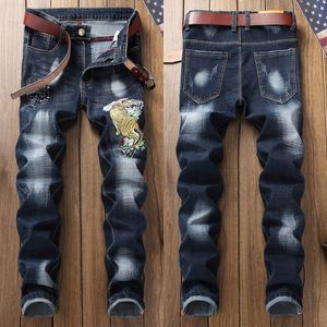 Herren-Jeans, hochwertige, schlankmachende Denim-Hosen, Tiger-Stickerei, Dekore, weiße Jeans, Kratzer, zerrissene Nähte, ausgebesserte lässige Jeans; 230809