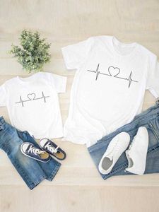 Abiti coordinati per la famiglia Donna Bambino Bambino Estate Mamma Mama Ragazza Madre T-shirt Abbigliamento Anni '90 Amore Cuore Abbigliamento Abiti coordinati per la famiglia