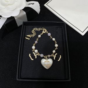 Projektant bransoletki wisiorek Uroki bransoletki dla kobiet Pearl Love Heart Bracelets moda trend premium Temperament Elegancka klasyczna biżuteria