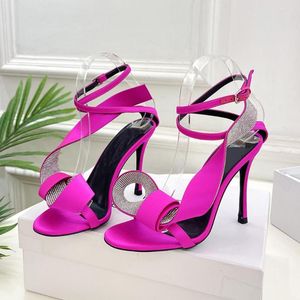Sandálias 2023 Sedmade Chain Diamond Diamond Round Fashion Mody Color Solid Fin Heels High Sapatos Femininos de Banquetes