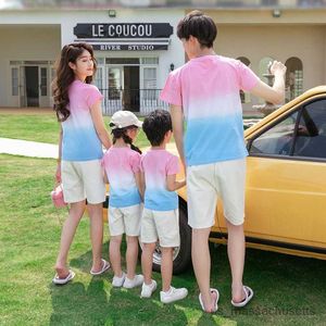 家族を一致する衣装の家族マッチ服をマッチする夏のお母さんの娘息子グラデントコットンTシャツショーツホリデーカップルマッチ服R230810