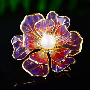 Pins Broschen Französische romantische Mode Emaille Blumenbrosche natürliche Süßwasserperle zweifarbig hochwertige elegante Kleidung Pin und 230809