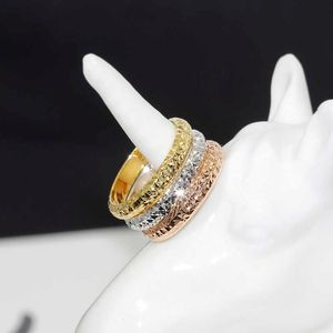 Bandringar AU750 18K gula guldsmycken Real 18K Yellow Gold Ring for Women Full Star Surface Hollow Gold Ring US 4-10