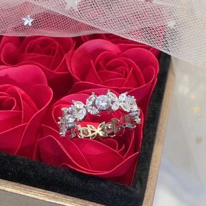 Luxury Band Rings Victoria Brand Designer Top S925 Sterling Silver Full Crystal Flower Charm Wedding Ring For Brides Engagement Party Gift Women smycken med låda