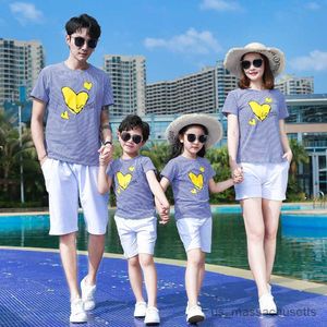 家族を一致する衣装の家族マッチ服の夏の家族の見た目の父親の息子娘コットンストライプTシャツ+ショートパンツスクールチームアクティビティ服R230810