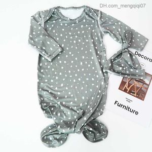 Pyjamas Happy Flute Ins Tryckt baby sovsäck med en hatt för bekväma och andbara babykläder Z230811