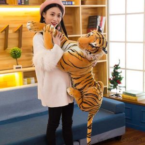 Fyllda plyschdjur Längd inklusive svans Big Tiger Plush Toy Soft Simulation Simulation White Tiger Jaguar Doll Barn Kids Birthday Present R230810