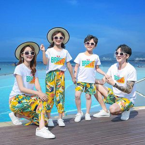 家族を一致する服をマッチする夏の家族マッチング服母と娘の父と息子のビーチのTシャツとショートパンツマッチングカップルの服