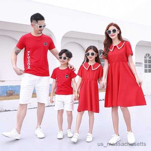 Abiti abbinati in famiglia Summer Matching Outfits Beach Mot Mother Dress Dad Son T-Shirts Shorts Look Family Coppia Outfit R230810