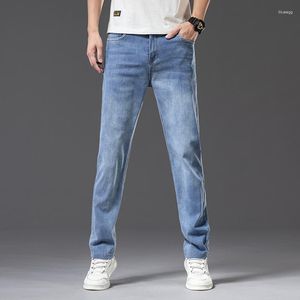 メンズジーンズプラスサイズ40 42 44夏の男性ルーズライトブルー薄いビジネスファッションデニムストレートストレートズボン男性ブランドパンツ