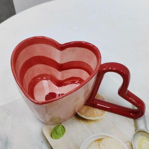 Muggar Creative Love Stripe Handgrip Ceramic Mug Handmålad ko mönster Kafferkoppling Högtemperaturmotstånd Vattenkoppar