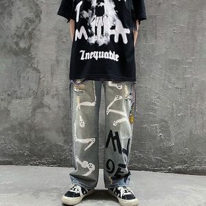 Mens Pants High Street Hiphop Personality Graffiti stor storlek Jeans män ins märke lösa raka byxor rippade byxor 230809