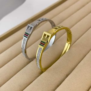 Luxuriöser Modeschmuck der Marke GC. Helles Gürtelschnallen-Design, kettenförmiges, diamantbemaltes, mit Öl verblassendes, vielseitiges Armband aus Titanstahl. Hochwertige Schmuckgeschenke