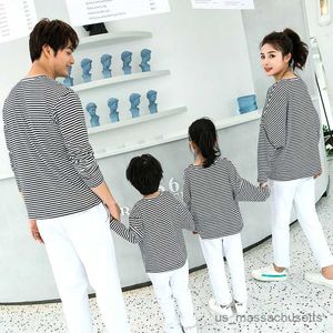 家族の一致する服をマッチする服春春のお母さんの娘父息子綿の縞模様の長袖Tシャツパンツカップルマッチング衣装R230810