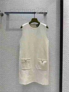 Grundläggande avslappnade klänningar Designer 2023 Summer New Fashion Celebrity Age Minskar dubbelficka Slim Fit Round Neck Sleeveless Wool Knit Dress L13V