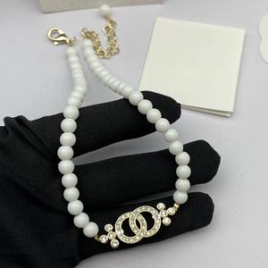 Kvinnors designer halsband choker mässing koppar 18k guld pläterade bokstäver pärla märke halsband pendell mode snygga bröllop smycken tillbehör