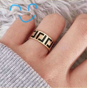 30% rabatt ~ Bandringar Fashion Letter Ring Bague for Woman Simple Personality Party Wedding Lovers Gift Engagement Rings smycken bra en