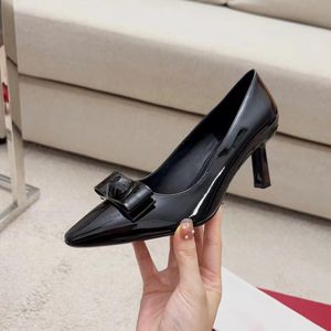 2023 Designer Womens Dress Shoes Cute Bow Patent Leather Pointed Tip Summer Classic High Heels Lack Läder Högkvalitativ bröllopsfest Sandaler