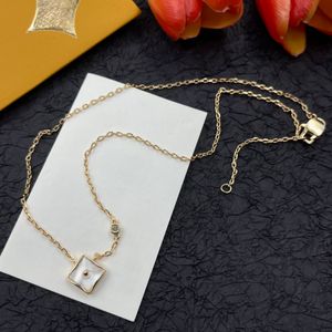 Halsband designer lyxiga kvinnor smycken choker v chain crystal 18k guld pläterad pläterad pläterad rostfritt stål brev hängen mode smycken