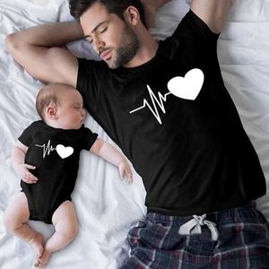 Aile Eşleşen Kıyafetler Moda Baba ve Bebek Kalp Baskı Siyah Aile Eşleşen Tshirt Anne Baba ve Oğlu Aile Giysileri Giyim Gömlek Kıyafetleri R230810