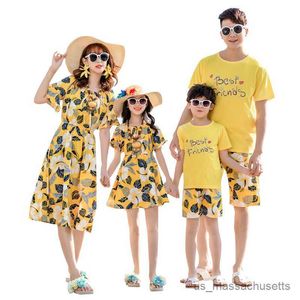 家族を一致する服をマッチする服をマッチする夏のビーチママの娘フローラルドレスパパの息子ショーツホリデーマッチングカップルR230810とマッチ