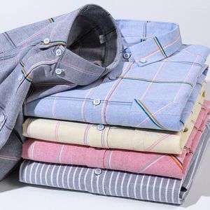 メンズカジュアルシャツ高品質のオックスフォード格子縞のドレスシャツ男性用長袖フロントパッチチェストポケット定期的なボタンダウン作業6xl